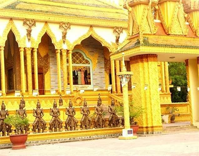 Trước đó, thông tin về việc ông Trầm Bê treo hình mình và các thành viên gia đình giữa chánh điện khiến báo chí tốn nhiều giấy mực. Tuy nhiên, theo kỹ sư Thạch Cao Minh thì không hề có chuyện đó. Bảng công đức của ông Trầm Bê đặt bên ngoài chánh điện là do bà con Phật tử và Ban quản trị chùa yêu cầu đặt. Ảnh: Hình ảnh gia đình ông Trầm Bê ở cổng hậu chùa Cà Hom.