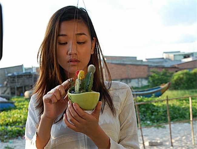 Maya tên thật là Mai Thu Hường, sinh năm 1988 tại Hà Nội.