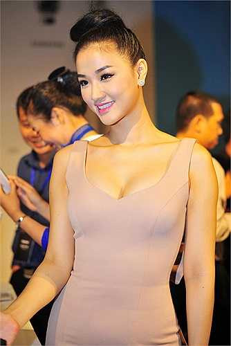 Trong bộ đồ này, nhiều người nhận xét Maya đã sexy và đẳng cấp hơn hẳn.