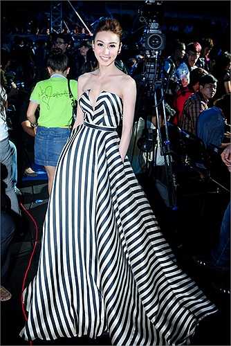 Vừa kết thúc những cảnh quay đầu tiên của phim 'Mỹ nhân Sài Thành', 'Nữ hoàng' khiêu vũ Ngân Khánh đã kịp có mặt thật lộng lẫy tại lễ trao giải HTV Awards với vai trò trao giải.