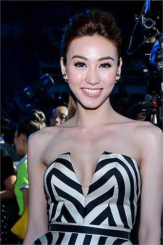 Suốt 1 tuần làm việc hết tốc lực tại Gò Công, Ngân Khánh cũng không có thời gian để đọc báo hay quan tâm đến chuyện khác, cô chỉ mới quay về Sài Gòn do ekip của mình đã nhận lời có mặt tại lễ trao giải HTV Awards 2014 với vai trò trao giải. 