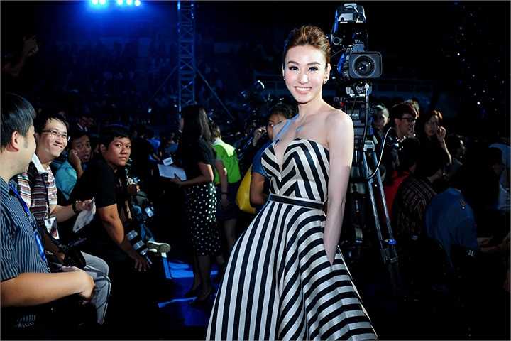 Ekip của Ngân Khánh cho biết, tiến độ của đoàn phim 'Mỹ nhân Sài Thành' vẫn diễn ra bình thường, tạo hình và cách diễn của Ngân Khánh khiến cho đoàn phim vô cùng ưng ý. 