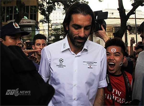 Xuất hiện ở Hàng Đẫy khá muộn so với lịch trình nhưng ngay lập tức Robert Pires đã cảm nhận thấy sự cuồng nhiệt của cổ động viên Việt Nam