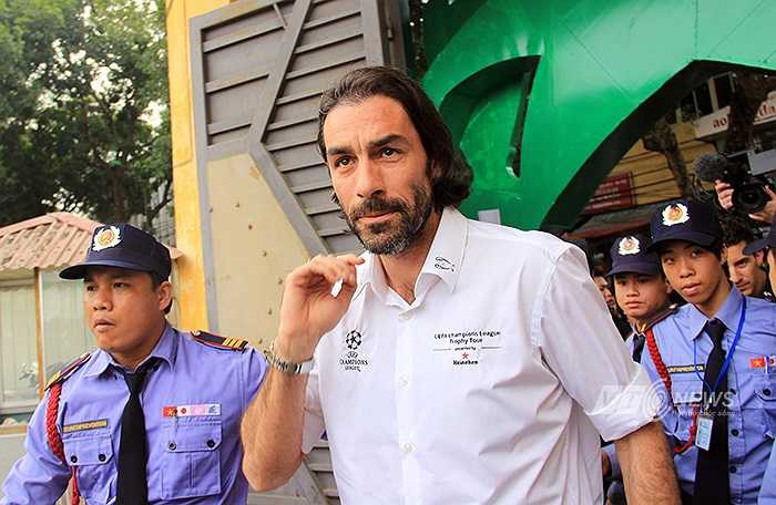 Phải khá khó khăn, tiền vệ người Pháp mới lách qua cánh cổng hẹp để vào sân Hàng Đẫy