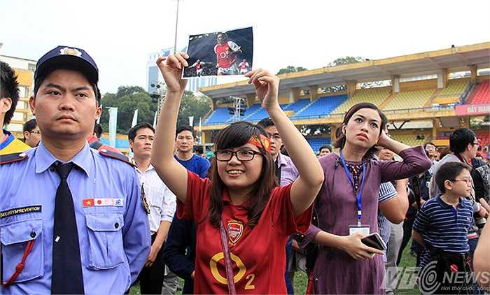 Số ít fan Arsenal có mặt để giao lưu với Pires