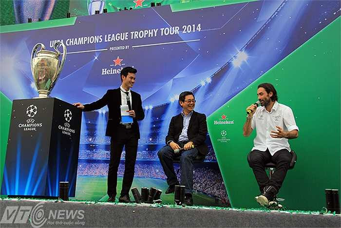 Robert Pires trả lời câu hỏi của báo chí. Anh thừa nhận cảm thấy tiếc nuối khi Arsenal để thua Barca trong trận chung kết Champions League năm 2006