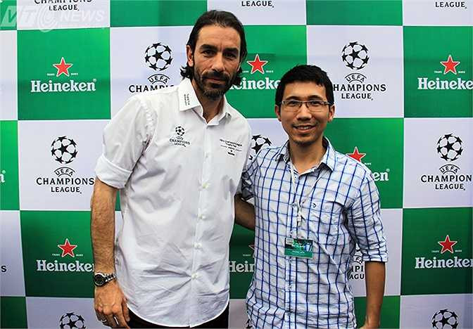 Fan may mắn có cơ hội chụp ảnh cùng ngôi sao người Pháp