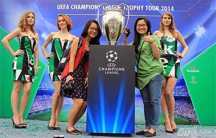 Các CĐV khác có cơ hội chụp ảnh cùng chiếc cúp bạc Champions League