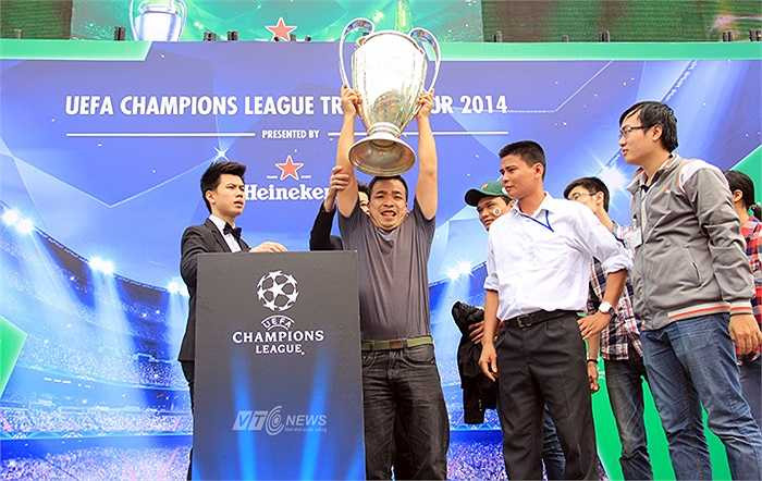 Và nâng cao chiếc cúp mà bất cứ CLB Châu Âu nào cũng ao ước sở hữu