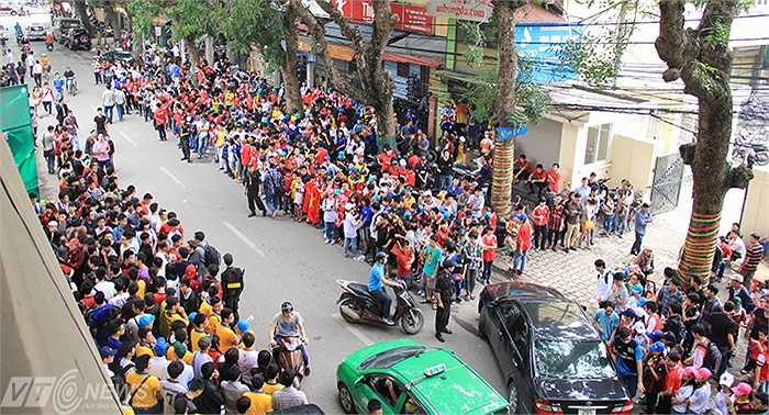 Hàng người xếp hàng chờ bên ngoài sân vận động. 