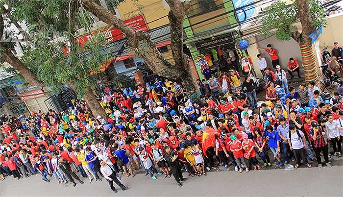 Dù có vé nhưng phải sau phần giao lưu với báo chí, người hâm mộ mới được vào sân