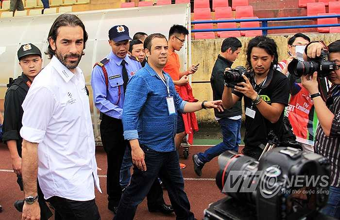Trong sân, Robert Pires là nhân vật chính giữa cánh truyền thông