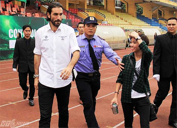 Một fan nữ nói thông thạo tiếng Pháp có cuộc trò chuyện ngắn với Pires. Anh khá ngạc nhiên và nhanh chóng tỏ ra hào hứng với fan nữ này.