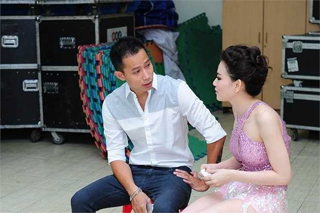 Anh cũng chịu khó chờ cô diễn xong rồi đưa về.