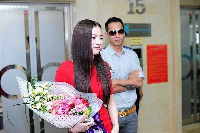 ...hoặc đeo kính đen khi được chụp ảnh.