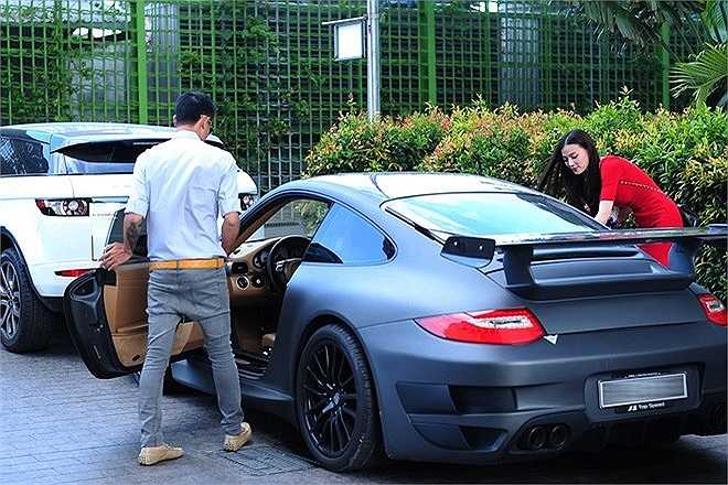 Và Thu Thuỷ cũng rất 'chịu chơi' khi huy động cả 3 siêu xe vào MV mới của mình.