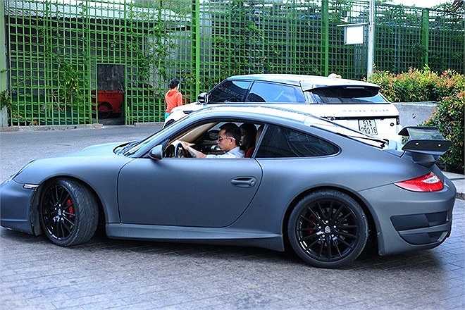 Bạn trai đại gia luôn đưa đón, chăm sóc Thu Thuỷ mỗi lần đi diễn