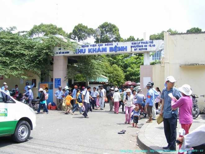 Bên ngoài cổng Bệnh viện Nhi đồng 1.