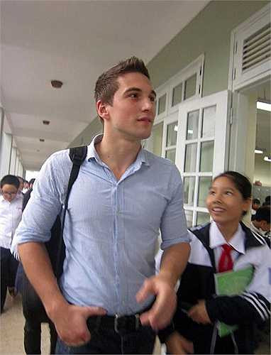 Thầy Barney Boken là giáo viên môn tiếng Anh của Đại học Thăng Long và một số trường học tại Hà Nội. Dù thời gian giảng dạy không dài và đến Việt Nam chưa được lâu nhưng thầy đã nhận được sự yêu mến nồng nhiệt của đông đảo các bạn học sinh, sinh viên.