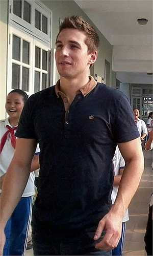 Vẻ điển trai, phong độ của thầy giáo trẻ tuổi này đã khiến thầy trở nên nổi tiếng không chỉ trong các trường học thầy dạy mà còn lan tỏa khắp giới trẻ cả nước. 