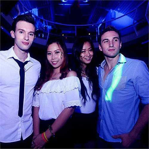 Nhiều dân mạng còn đánh giá thầy đẹp trai không kém những tài tử điện ảnh nổi tiếng thế giới. Cũng theo nhiều chia sẻ của cộng động mạng, thầy Barney Boken dạy rất hay và luôn thoải mái, thân thiện với học sinh.