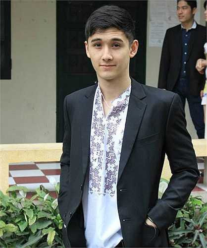 Không chỉ điển trai, Anton còn có niềm đam mê nghệ thuật và có thể nói được thông thạo 4 thứ tiếng: Ukraina, Nga, Anh và tiếng Việt. Dự định tương lai của Anton là sinh sống và làm việc lâu dài tại Việt Nam.