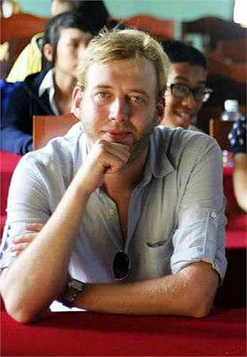 Thầy Loz Whitaker hiện đang là giáo viên tiếng Anh của Hội đồng Anh, và một số trường Đại học tại Hà Nội. Thầy đã sinh sống và gắn bó với Việt Nam nhiều năm