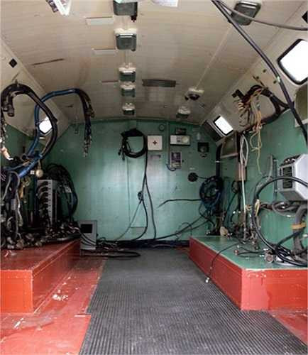 Hệ thống điều khiển hiển thị rất hiện đại với màn hình tinh thể lỏng LCD thay cho hệ thống nhìn vòng sử dụng đèn tia điện tử của đài P-18 cũ. Trong ảnh là khoang vận hành đài radar P-18M đang trong quá trình nâng cấp. 