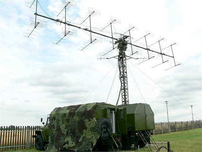 Ngoài giàn anten chấn tử chính giống như trên đài P-18 cũ, đài radar mà Séc cải tiến còn được trang bị thêm 4 anten kháng nhiễu ECCM giúp cải thiện đáng kể khả năng hoạt động trong môi trường tác chiến điện tử mạnh. 