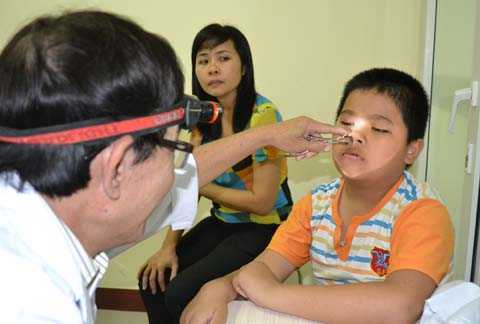 pin trong mũi, hy hữu, thăm khám, sống chung 
