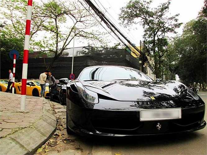 Dàn siêu xe nối đuôi nhau trên phố Liên Trì, Hà Nội chiều 6/4 khiến nhiều người đi đường được phen đã mắt. Dẫn đoàn là chiếcFerrari 458 màu đen.