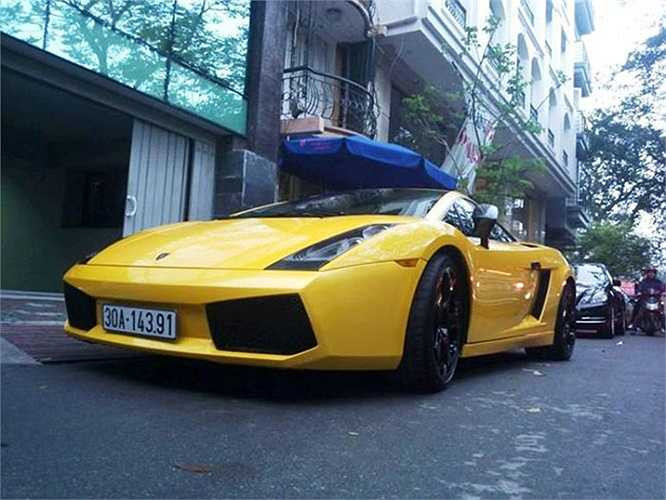 Kể từ sau Tết nguyên đán, giới mê xe liên tục được chiêm ngưỡng những chiếc siêu xe đám nhưng chủ yếu tại TP.HCM. Đây được xem là lần đầu tiên các đại gia Hà Nội 'show hàng' siêu xe trên phố. 