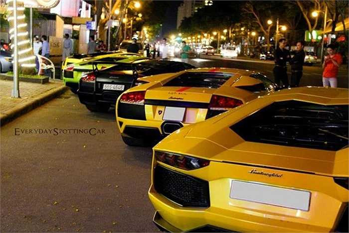 Trong khi đó, tại Sài Gòn, lần gần đây nhất, đêm 3/4, dàn siêu xe khủng toàn Lamborghini gặp mặt.