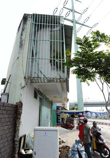 Một trong những căn nhà siêu mỏng trên đường Phạm Văn Đồng. Trong tương lai có thể hợp khối lại để làm đẹp cảnh quan bộ mặt đô thị - Ảnh: Thuận Thắng