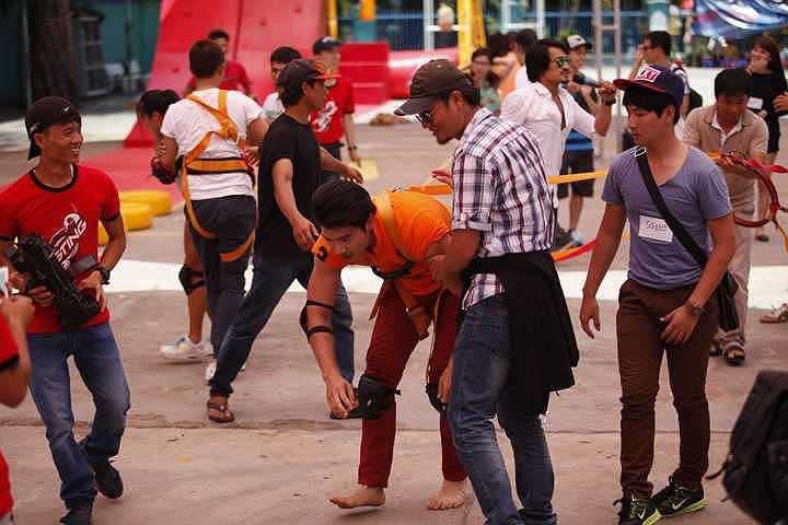 Chàng siêu mẫu điển trai nổi bật với vóc dáng cao to, anh cùng không ngại lăn xả với những thử thách của cuộc đua 