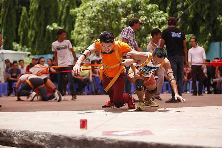 Do quá hăng hái, Trương Nam Thành không hay biết việc đôi giày đã tuột khỏi chân, anh chàng chài chân trên nền đất nóng và hăng hái tham gia trò chơi đến mức toạt cả da chân và ngả xoài ra đất. 