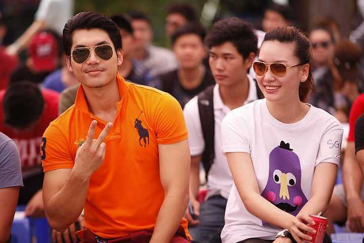 Điều đặc biệt hơn, nam siêu mẫu không đến tham dự buổi casting một mình mà còn dẫn theo cả bạn gái – Giải Bạc siêu mẫu 2010 Phạm Thùy Linh. 