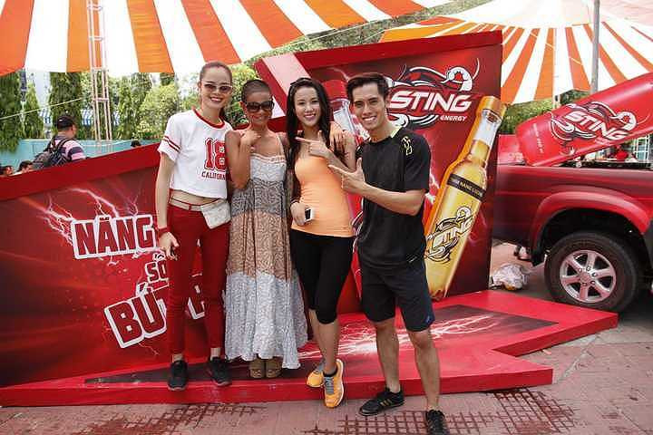 Ngoài ra, cô gái phi thường của Cuộc đua kỳ thú 2013 cũng mang theo cả máy ảnh để chụp lại hình ảnh hiện trường.