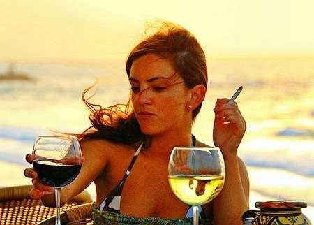 Rượu và thuốc lá: Mẹ bầu uống quá nhiều rượu có thể làm chậm sự tăng trưởng và phát triển của thai nhi, thần kinh bất thường, biến dạng và nguy cơ chậm phát triển trí tuệ. Thuốc lá có thể gây ra những tác động vô cùng nặng nề như: trẻ sinh ra nhẹ cân, sinh non, thai chết lưu.