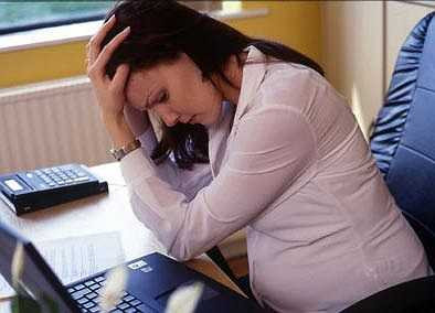 Chấn động mạnh: Phụ nữ khi mang thai nếu bị té ngã, tai nạn… có thể bị vỡ ối non, đứt nhau thai, vỡ tử cung và nhiều biến chứng nguy hiểm khác, kể cả tác động đột ngột không quá nghiêm trọng cũng được coi là chấn động mạnh (thường là phản ứng giật mình của mẹ).