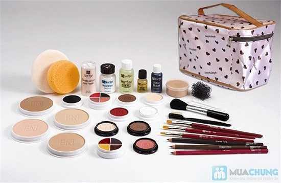 Trang điểm nhiều và quá đậm: Trong đồ mỹ phẩm có chứa các chất độc hại như chì (Pb), thủy ngân (Hg) và thạch tín (As) và được hấp thụ vào cơ thể qua niêm mạc, da và xâm nhập vào cơ thể thai nhi, ảnh hưởng đến sự phát triển bình thường của thai nhi.