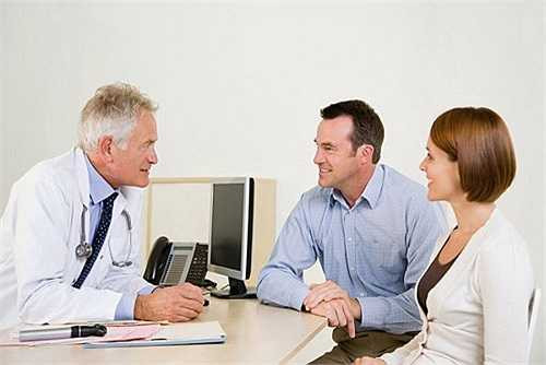 Sinh con muộn: Sinh con muộn cũng làm tăng tỷ lệ dị tật ở trẻ sơ sinh. Nếu mẹ mang thai khi bước qua tuổi 35 và bố trên 50, khả năng phát triển bình thường của thai nhi rất thấp.