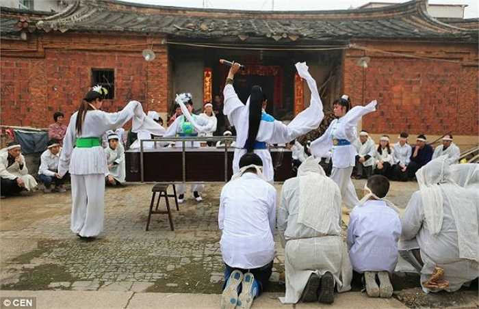 Đối với người Trung Quốc, đám tang không có người khóc thì đó là sự ô nhục của gia đình và chứng tỏ người chết không được yêu thương.