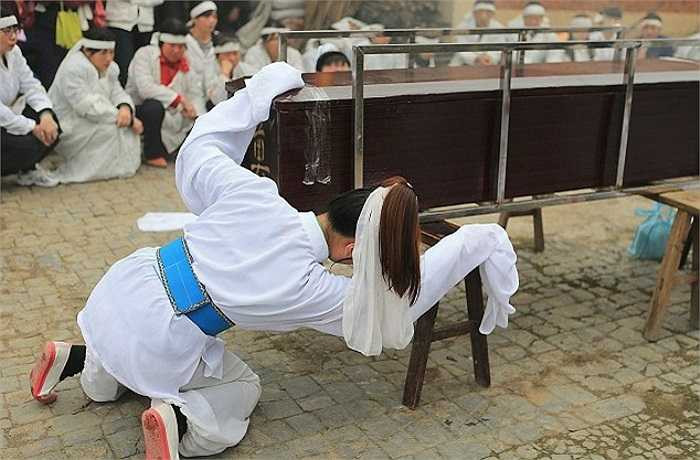 Các diễn viên khóc thuê vật vã trước linh cữu người đã khuất