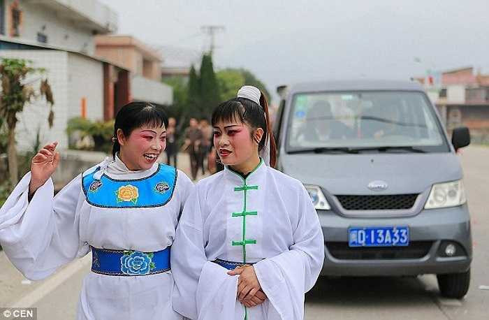 Trong nhiều nền văn hóa châu Á, màu trắng là dấu hiệu của sự chết chóc tang tóc.