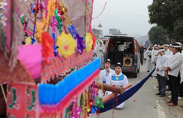 Đi theo linh cữu và kêu khóc là một hình thức phổ biến trong đám tang