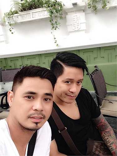 Trước ngày cưới, Tuấn Hưng cùng bạn bè đi xả stress để chuẩn bị tinh thần cho ngày trọng đại. Anh cùng những người bạn thân nhất đi chơi uống café. Hình ảnh một người bạn thân chia sẻ về Tuấn Hưng với điệu cười đào hoa. 