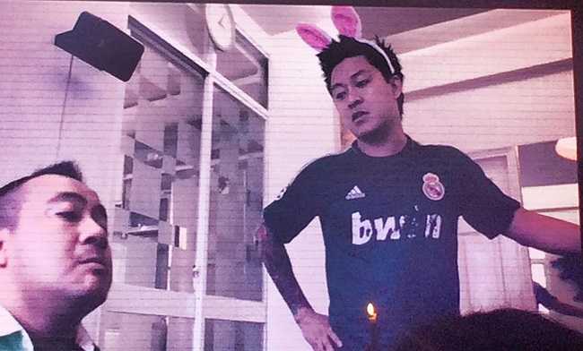 Câu chuyện trong clip muốn nói về tình yêu giữa Tuấn Hưng - được ví như củ cà rốt và Hương Baby – được ví là Thỏ xinh. Tuấn Hưng không ngại đeo chiếc bờm hình tai thỏ rất ngộ nghĩnh. 