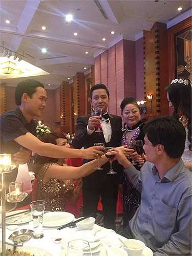 Chú rể và cô dâu cùng nâng ly nhận lời chúc từ các khách mời.