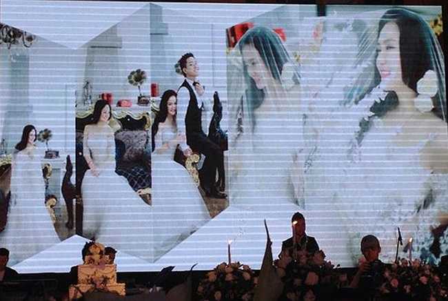 Ảnh cưới lung linh phía sau làm nền cho sân khấu. Gia đình hai bên cùng ra mắt khách mời.